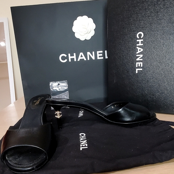 CHANEL Shoes - CHANEL 2018 Interlocking CC Logo Black Slides Mules Size: 8 | IT 38
